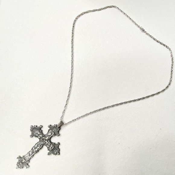 Pendant Necklace Ornate Pewter Cross Silver Tone Spiral Chain - Picture 2 of 8